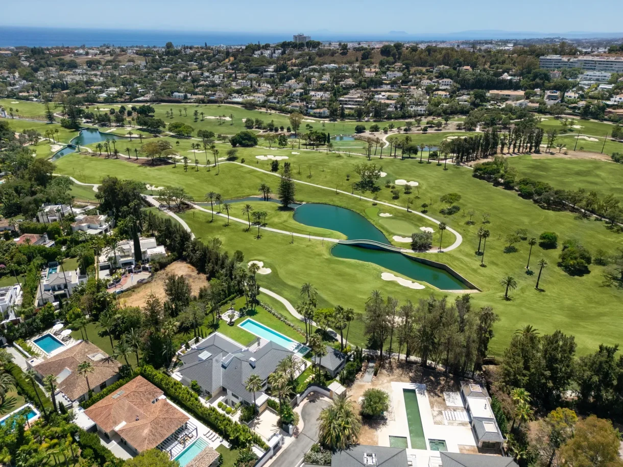 Exclusive Mansions in Prestigious Golf Communities